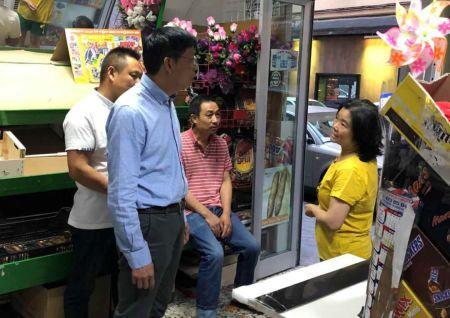 中國(guó)僑網(wǎng)西班牙青田同鄉(xiāng)會(huì)會(huì)長(zhǎng)葉國(guó)平先生對(duì)華商給予安撫與慰問(wèn)。(西班牙《歐華報(bào)》)