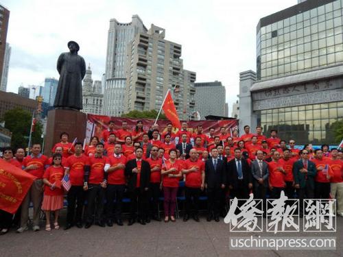 中國(guó)僑網(wǎng)“慶祝69周年國(guó)慶與迎接中秋”活動(dòng)在紐約曼哈頓華埠舉辦。(美國(guó)《僑報(bào)》/尹英姿 攝)