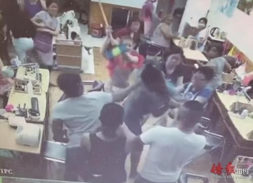 中國僑網(wǎng)美甲店沖突錄像截圖。(美國《僑報(bào)》)