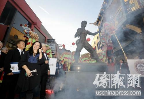 中國僑網(wǎng)李小龍的女兒李香凝(左側(cè))在父親銅像前豎起大拇指。(美國《僑報》/邱晨 攝)