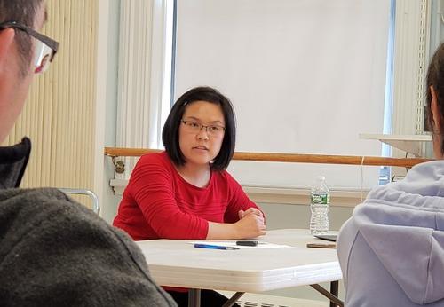 中國僑網(wǎng)大學入學顧問溫美莉說,淡化亞裔色彩是從更多方面發(fā)揮和展示自身特長。(美國《世界日報》/唐嘉麗 攝)