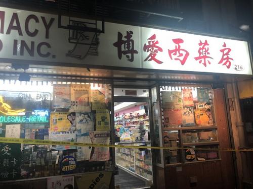 中國僑網(wǎng)案發(fā)的紐約華埠博愛西藥房門前拉上了警戒線。(美國《世界日?qǐng)?bào)》/張晨 攝)