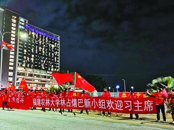 中國僑網(wǎng)巴新華人華僑及當(dāng)?shù)孛癖娫诖韴F(tuán)下榻酒店前歡迎習(xí)近平主席到訪。(王傳軍攝/光明圖片)