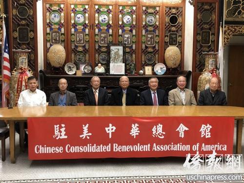 中國(guó)僑網(wǎng)中華主席團(tuán)成員在記者會(huì)上齊聲呼吁捐助北加州坎普山火災(zāi)民。(美國(guó)《僑報(bào)》/陳勇青 攝)