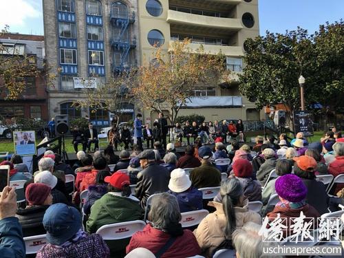 中國僑網(wǎng)舊金山民眾不約而同來到花園角懷念已故市長(zhǎng)李孟賢。(美國《僑報(bào)》/陳勇青 攝)
