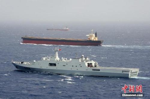中國僑網(wǎng)圖為2010年7月,航拍中國海軍第六批護航編隊護航現(xiàn)場。中新社發(fā) 中國海軍供圖