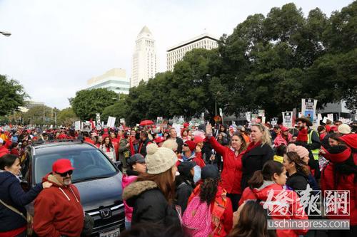 中國(guó)僑網(wǎng)一街上的示威人群已把道路塞得水泄不通。(美國(guó)《僑報(bào)》/高睿 攝)