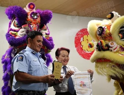 中國僑網(wǎng)新西蘭警隊副警察署長Wallace Haumaha和Jessica潘。(新西蘭天維網(wǎng)微信公眾號圖片)