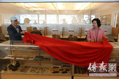 中國僑網(wǎng)陳燦培(左)華工修建美國鐵路血汗史圖物展揭幕。(美國《僑報》記者高睿攝)
