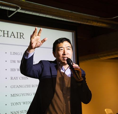中國僑網(wǎng)美國2020總統(tǒng)候選人楊安澤在演講。(《芝加哥華語論壇》/張大衛(wèi) 攝)