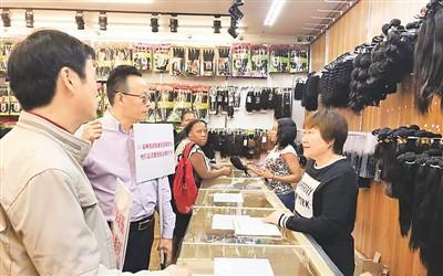 中國僑網(wǎng) 南非華人社團(tuán)在商城募捐。 孫想錄攝