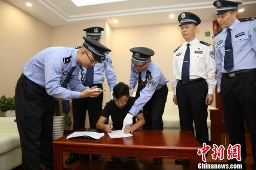 中國僑網(wǎng)民警辦理押解手續(xù) 吳海遠 攝