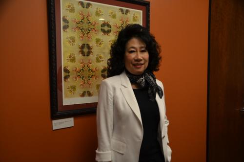 中國(guó)僑網(wǎng)何美湄鼓勵(lì)民眾參與人口普查。(美國(guó)《世界日?qǐng)?bào)》/王全秀子 攝)