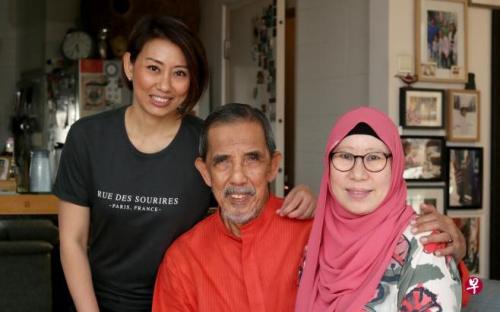 中國僑網(wǎng)Justina(潔絲汀娜,左一)與父親Ibrahim Yasin及母親王美玲。(新加坡《聯(lián)合早報》/龍國雄 攝)