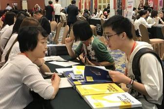 中國僑網(wǎng)一名學(xué)生在細(xì)心咨詢留學(xué)事宜。(圖:香港文匯網(wǎng)/盧靜怡 攝)