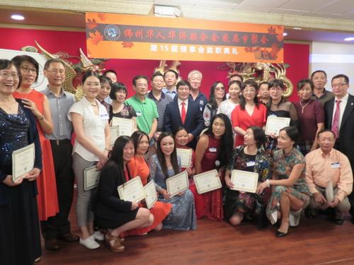 中國(guó)僑網(wǎng)圖為佛羅里達(dá)州華人華僑聯(lián)合會(huì)感恩節(jié)餐聚暨第15屆理事會(huì)成員合影。(美國(guó)《世界日?qǐng)?bào)》/俞曉菁 攝)