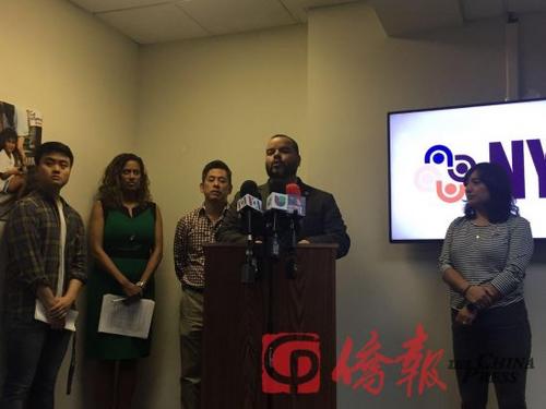 中國僑網(wǎng)圖為紐約移民聯(lián)盟總監(jiān)崔慶漢(左3)和州眾議員Marcos Crespo(左4)等在介紹無證移民如何申請紐約駕照。(美國僑報網(wǎng)/林菁 攝)