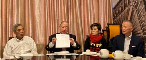 中國(guó)僑網(wǎng)華埠聯(lián)盟董事長(zhǎng)許凱明(左二)呼吁社區(qū)居民踴躍加入反對(duì)大麻店入駐華埠的簽名聯(lián)署。(美國(guó)《世界日?qǐng)?bào)》/黃惠玲 攝)