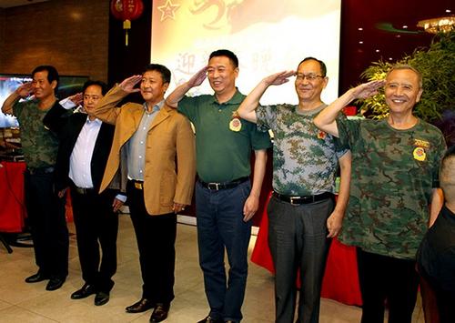 中國僑網(wǎng)資料圖:巴西中國退伍軍人聯(lián)誼會老會長在2020年春節(jié)聯(lián)歡會上向戰(zhàn)友敬禮。(巴西僑網(wǎng))