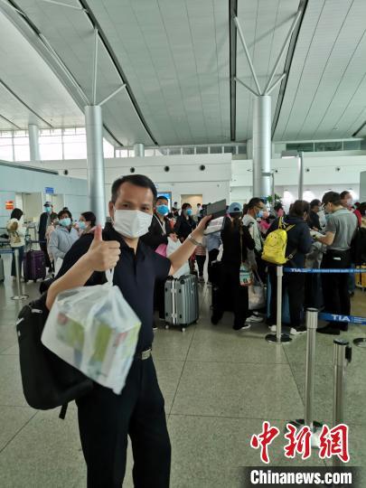 中國(guó)僑網(wǎng)東航包機(jī)赴越南胡志明市接131位湖北籍旅客直飛武漢 東方航空供圖 攝