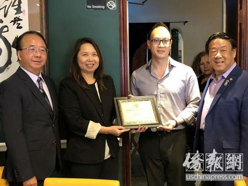 中國僑網(wǎng)蒙市議員陳贊新(左)、商會(huì)會(huì)長梁琦云(左二)向鹿鼎記代表(左三)頒發(fā)榮譽(yù)狀。(美國《僑報(bào)》 高睿/攝)