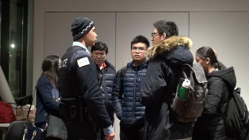 中國(guó)僑網(wǎng)當(dāng)?shù)貢r(shí)間2月26日,芝加哥警局第九分局在中國(guó)城圖書館召開社區(qū)警民會(huì)。(圖片來源:美國(guó)中文網(wǎng)/邱洪輝 攝)