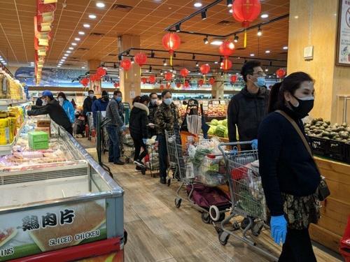 中國僑網(wǎng)多間華人超市將于近日暫停營業(yè),不少民眾排隊購物。(美國《世界日報》/顏嘉瑩 攝)