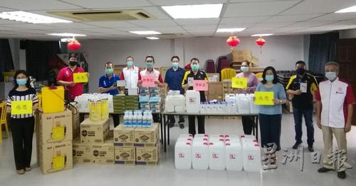 中國僑網(wǎng)馬來西亞丹華堂和丹中總移交防疫用品給丹州華校開學(xué)時備用。(馬來西亞《星洲日報》)