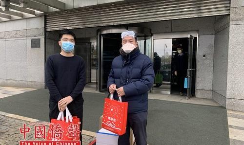中國僑網(wǎng)福建僑聯(lián)總會(huì)主席陳鍵榕(右)到總領(lǐng)館領(lǐng)取健康包,左為僑務(wù)組領(lǐng)事顏鵬。(圖片來源:中國僑聲網(wǎng))