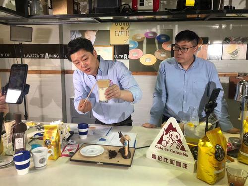 中國(guó)僑網(wǎng)吳佳航(左)在疫情期間登陸中國(guó)某直播平臺(tái),向中國(guó)觀眾介紹哥倫比亞咖啡。受訪者供圖