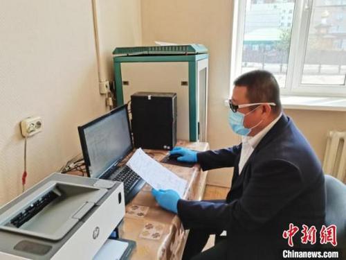 中國僑網(wǎng)圖為許立民在工作中。哈鐵提供