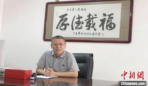 中國僑網圖為中國駐印尼使館經商處公參王立平出席開幕式并致辭。印尼中國商會 供圖
