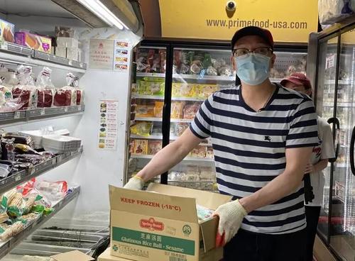 中國(guó)僑網(wǎng)吳建錫在超市搬貨(美國(guó)《世界日?qǐng)?bào)》/牟蘭 攝)