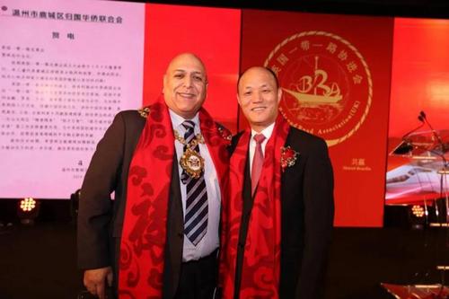 中國(guó)僑網(wǎng)劉光華(右二)