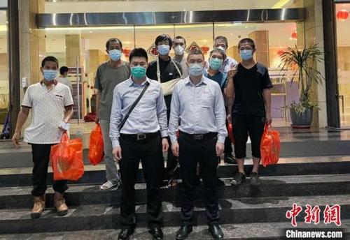 中國僑網(wǎng)圖為中國建材集團和印尼”牽手公益”員工到賓館為同胞送“福袋”年夜飯?!堄罴t 攝