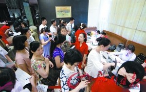 市民現(xiàn)場(chǎng)下單報(bào)團(tuán)出游。廣州日?qǐng)?bào)記者莊小龍