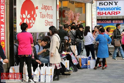 中國赴日游客數(shù)量激增導(dǎo)致酒店爆滿。圖為東京街頭，中國游客隨處可見。（參考消息）