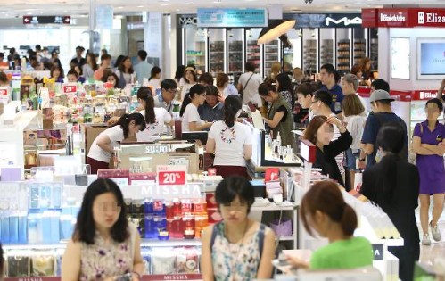 MERS疫情趨緩，免稅店重拾往日熱鬧。（韓國亞洲經(jīng)濟中文網(wǎng)）