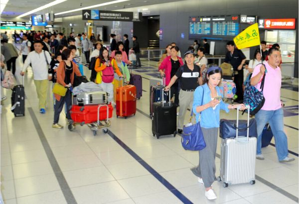 中部機場里,眾多手拉行李箱的中國團隊游客(圖片來源:日本《朝日新聞》網站)