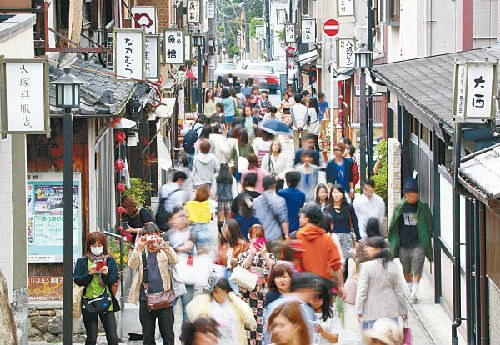 京都的文化氣息吸引大量游客慕名而至。(圖片來(lái)源:香港《東方日?qǐng)?bào)》網(wǎng)站)