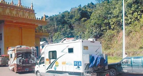 來(lái)自中國(guó)的露營(yíng)車(chē)在泰國(guó)公路十分常見(jiàn)。