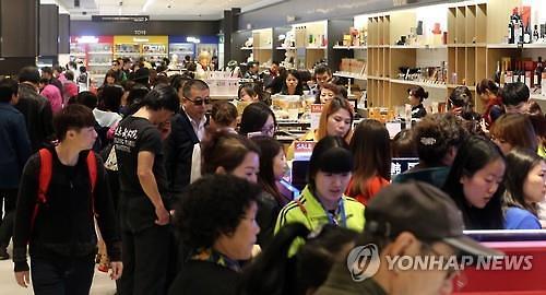 中國游客在免稅店消費