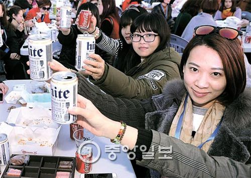 飲用聽裝啤酒的中國游客