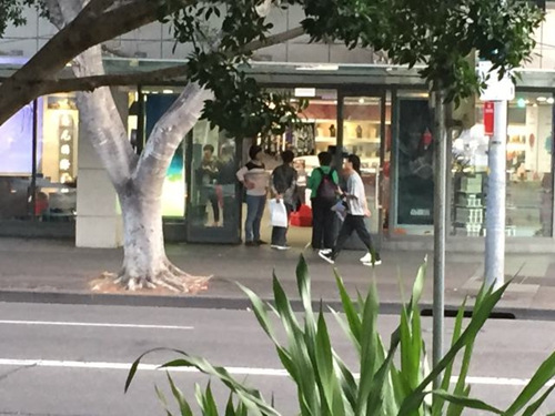 游客在“悉尼國際免稅店”購物(記者暗訪時(shí)手機(jī)拍攝照片)