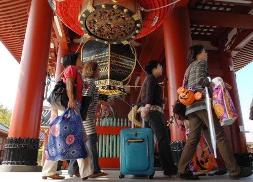 中國游客在日本東京臺東區(qū)的淺草寺游覽