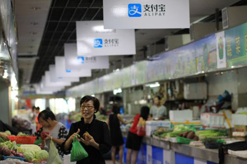 資料圖:浙江溫州一菜市場推出支付寶支付業(yè)務。新華社發(fā)(蘇巧將