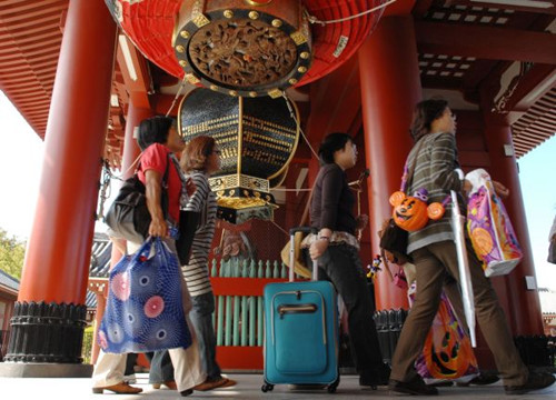 中國游客在日本東京臺東區(qū)的淺草寺游覽。