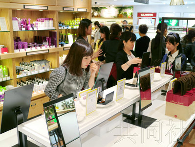 圖為大丸百貨京都店開設(shè)的自助式化妝品柜臺。(日本共同社)