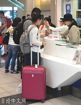京濱急行電鐵羽田機場站的問訊處(日經(jīng)中文網(wǎng))