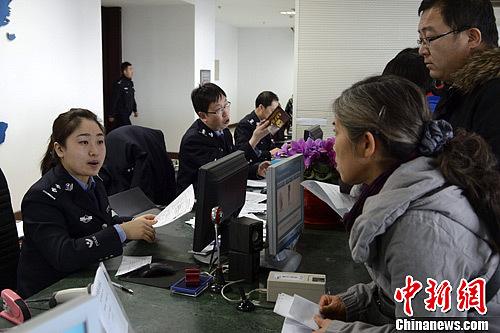 中國(guó)僑網(wǎng)資料圖:市民為出境游辦護(hù)照。中新社發(fā) 劉文華 攝